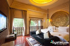 Die luxuriöse Baray Villa verfügt über eine elegante Einrichtung mit thailändischem und marokkanischem Design mit Goldgitter